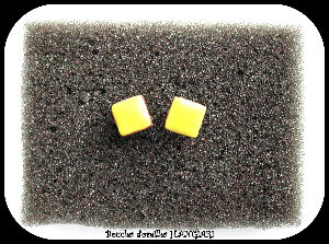 Boucles d'oreilles clous carré jaune en céramique émaillé