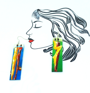Longues boucles d'oreilles dépareillées colorées femme Africaine www.artgallery29.fr